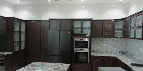 نافذة فضية من الألومنيوم وتثبيت الزجاج - دبي - +971 56 335 2107
