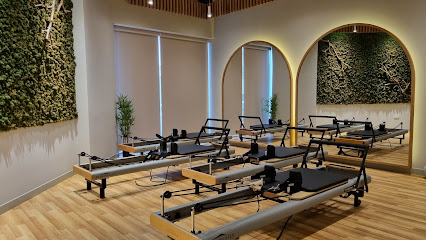 استوديو 14 - عجمان - +971 4 252 8018