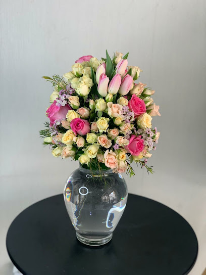 Creative Florist & Flowers LLC - توصيل الزهور في دبي - United Arab Emirates|Al Karama - Sheikh Hamdan Colony - Dubai|G 6